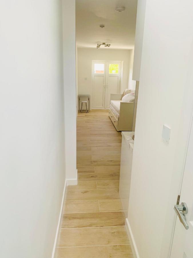 Lovely En-Suite Studio With Kitchen And Free Parking With Walking Distance To Tube Station And Short Train Ride To Central London!! Northwood  Exteriér fotografie