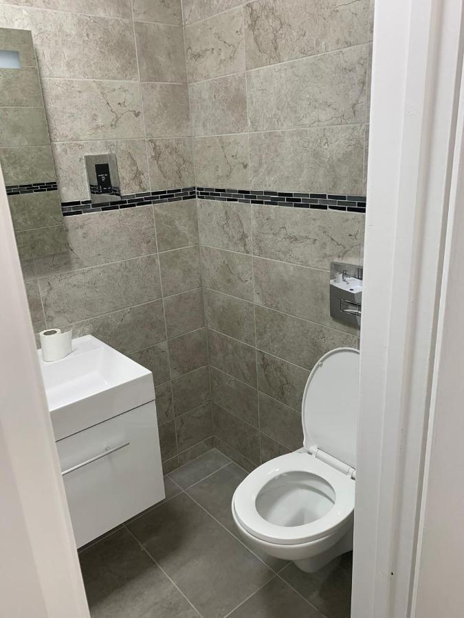 Lovely En-Suite Studio With Kitchen And Free Parking With Walking Distance To Tube Station And Short Train Ride To Central London!! Northwood  Exteriér fotografie